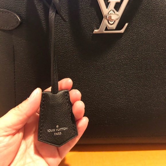 ❤️✨Elegant Louis Vuitton LockMe Day Tote✨❤️ - Picture 5 of 6